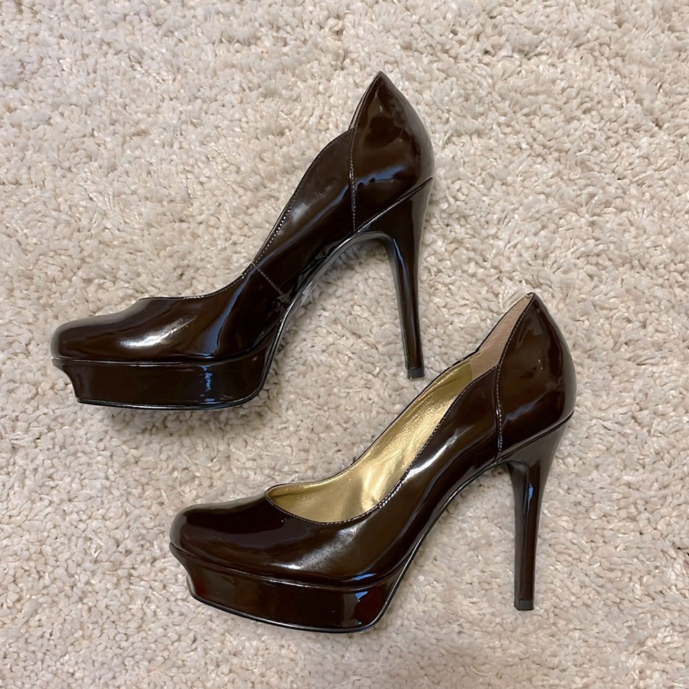 Brown Guess heels shoes 4” 6.5 shiny patent leather closed toe
